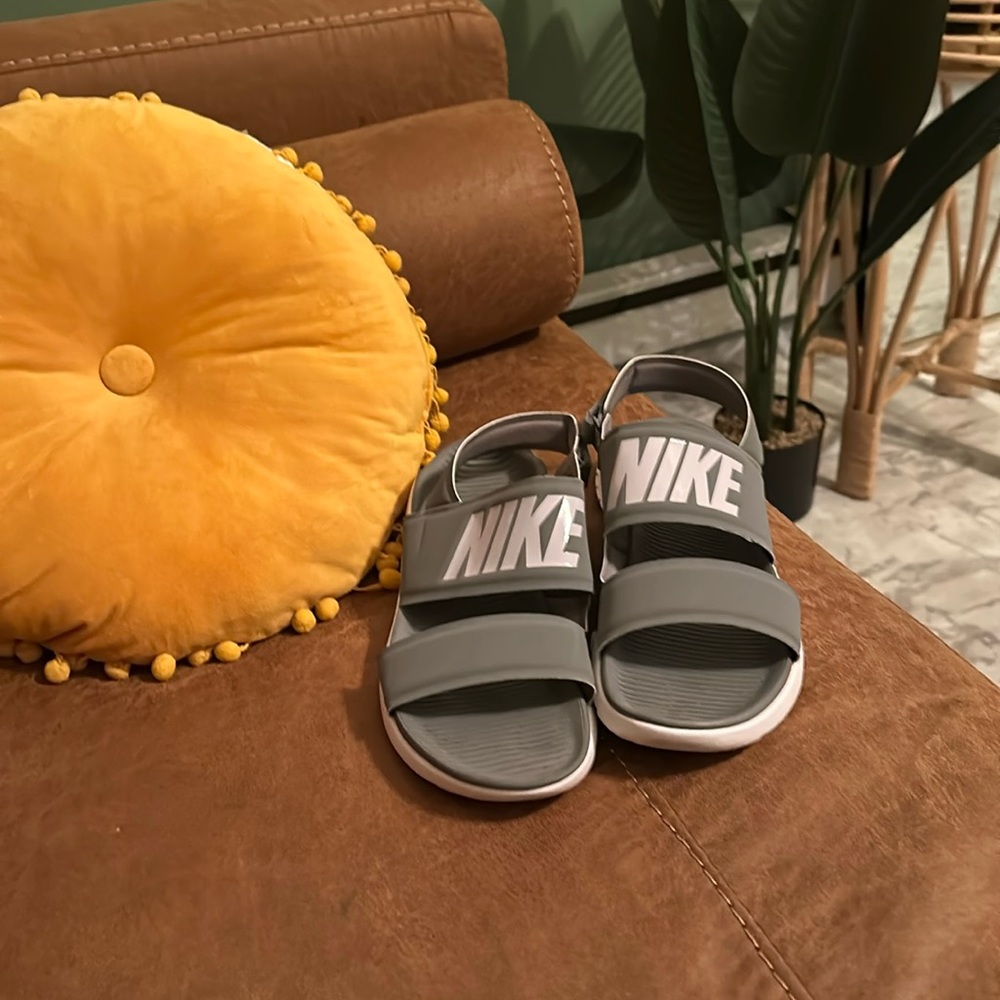 Very gently used Nike sandals!🩴